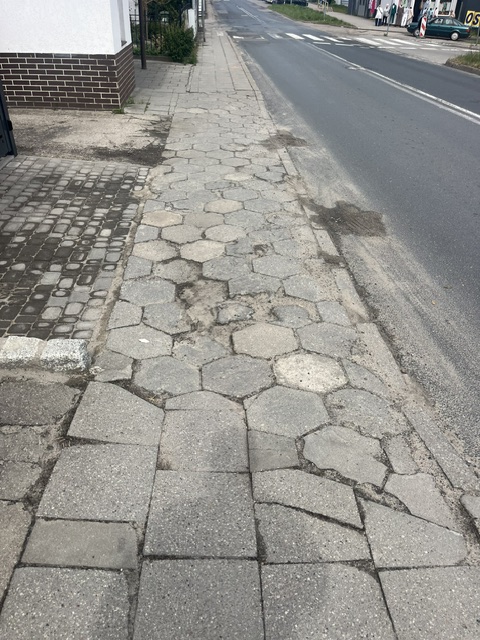 Stan chodnika na wysokości Poczty Polskiej i Totolotka