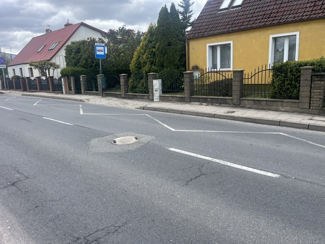 Przystanek autobusowy z obniżonym chodnikiem utrudniającym wsiadanie do autobusu Przystanek autobusowy z obniżonym chodnikiem utrudniającym wsiadanie do autobusu
