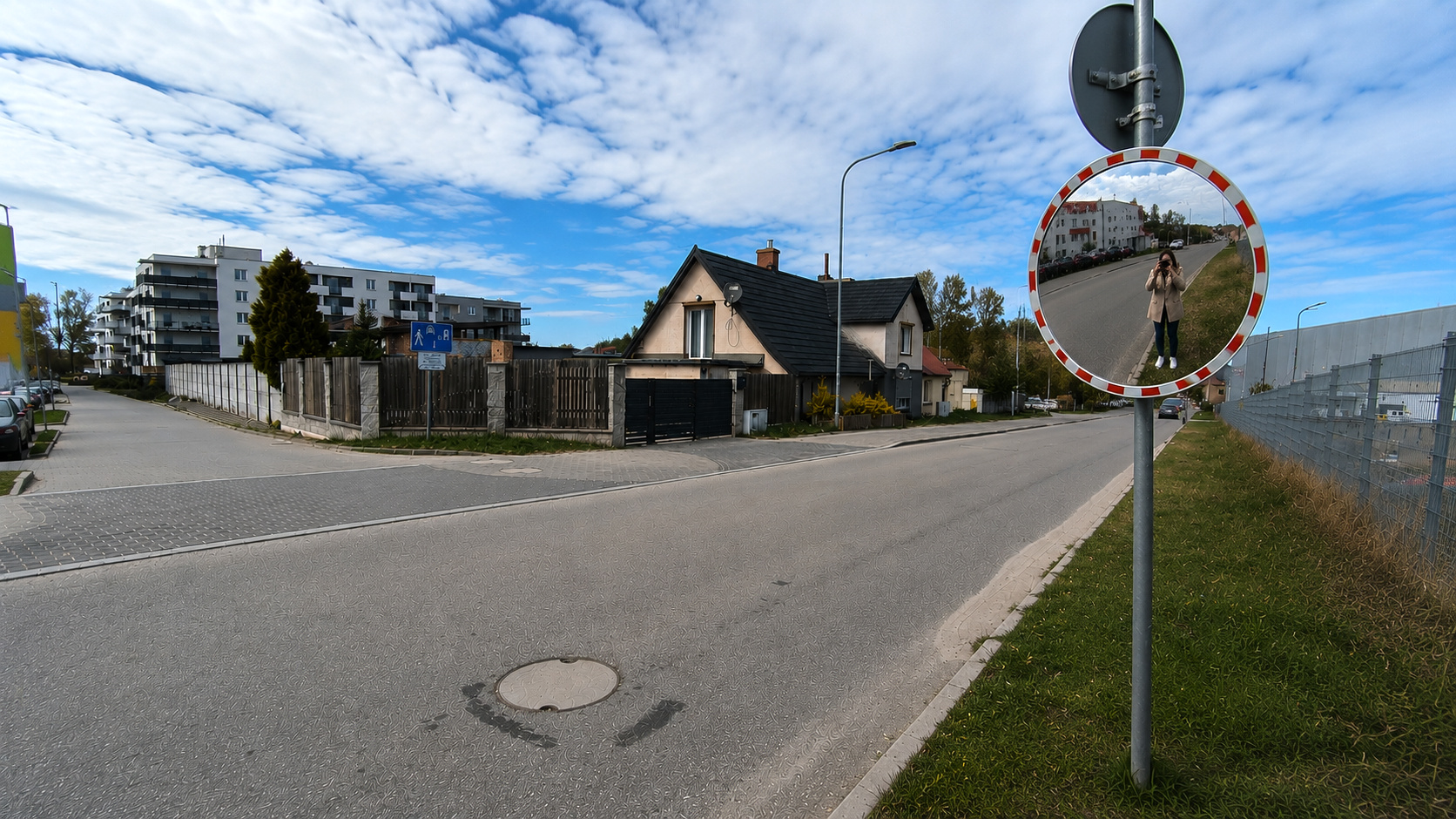 Fotografia z wizualizacją umieszczenia luster na ulicy Żytniej w stronę ulicy Połczyńskiej. Fotografia z wizualizacją umieszczenia luster na ulicy Żytniej w stronę ulicy Połczyńskiej.