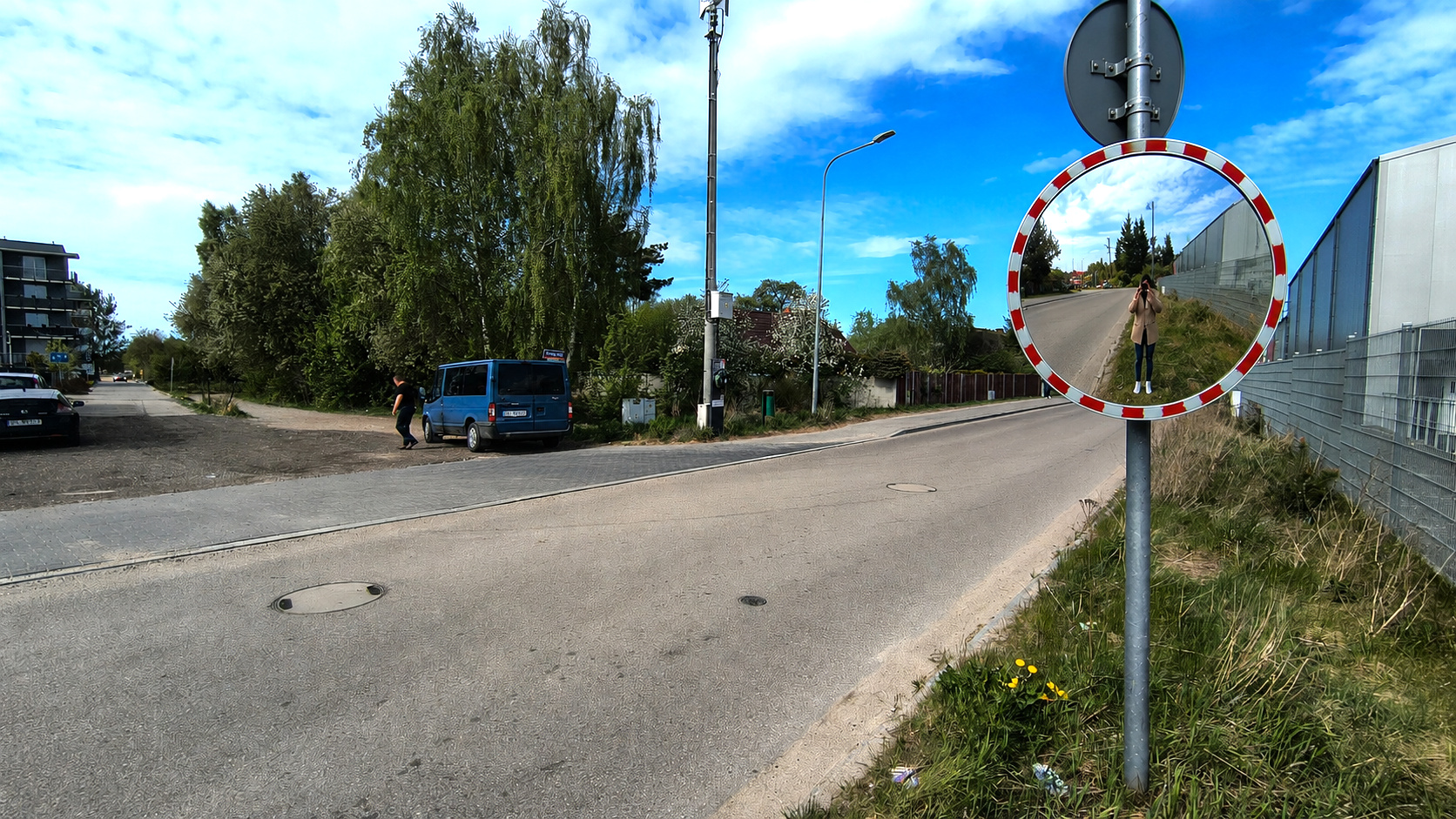 Fotografia z wizualizacją umieszczenia luster na ulicy Żytniej na przeciwko wyjazdu obok