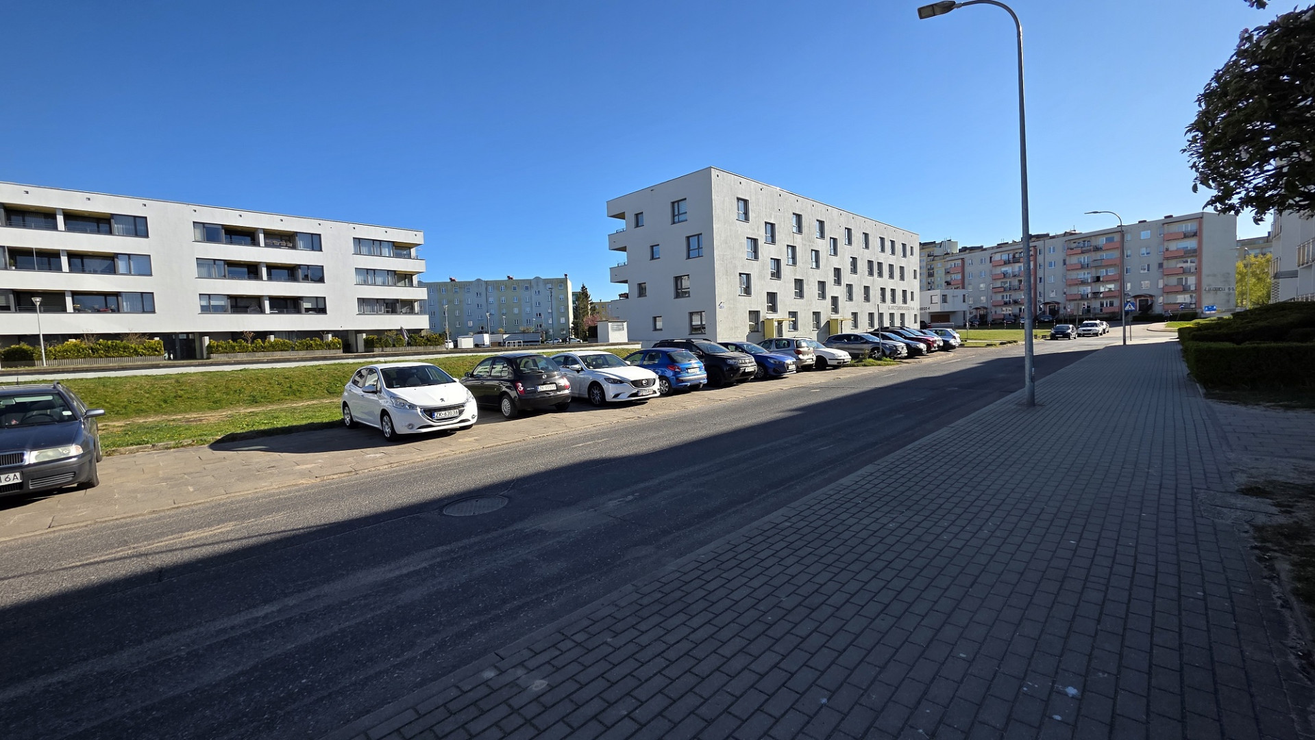 Ul. Krzyżanowskiego z parkingiem i terenem pod chodnik