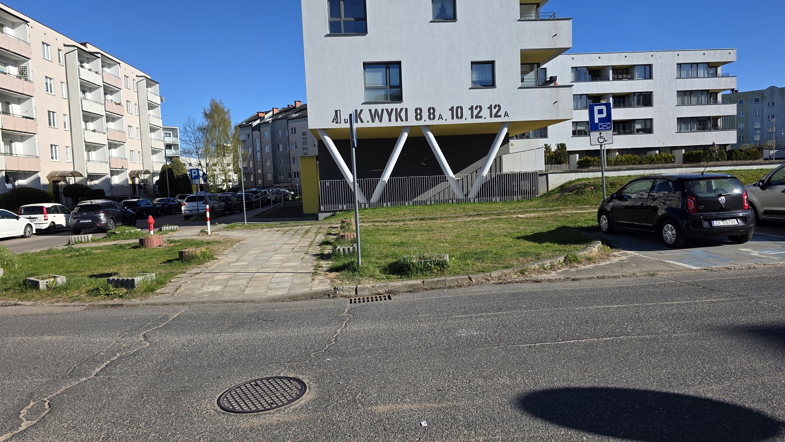 Ul. Krzyżanowskiego z widocznym terenem pod budowę chodnika