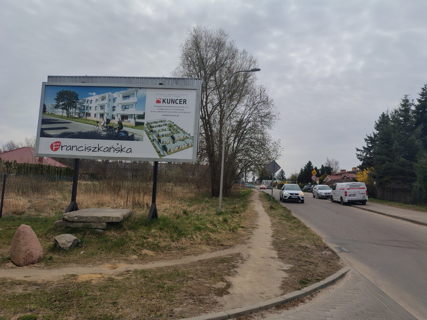 WIDOK OD SZLABANU OSIEDLA KUNCER