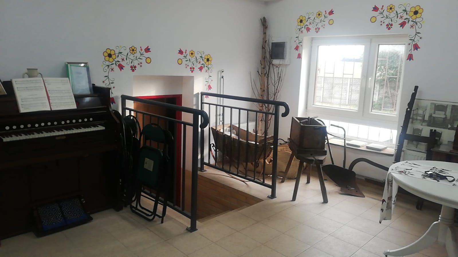 Zdjęcie do projektu Klub Osiedlowy Jamno - kawiarenka osiedlowa w budynku budynku Rady Osiedla. Wyposażenie pomieszczenia do przeniesienia wystawy urządzeń i pamiątek po dawnych mieszkańcach Jamna i Łabusza.